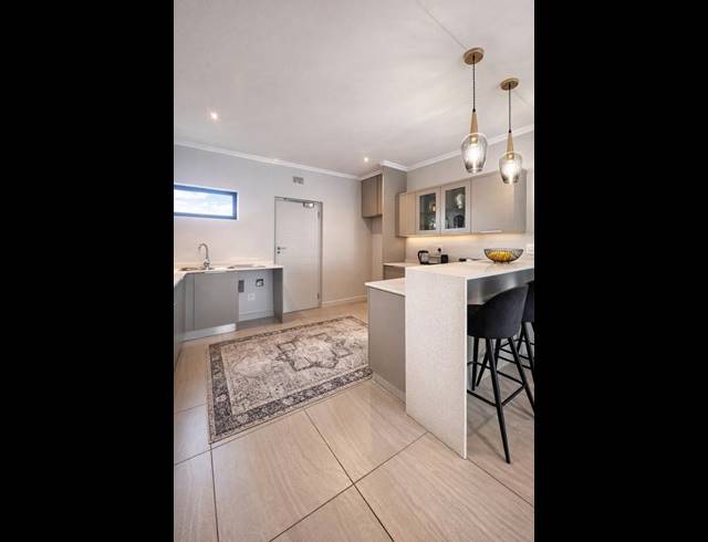 3 BEDROOM APARTMENT FOR SALE IN BRYANSTON